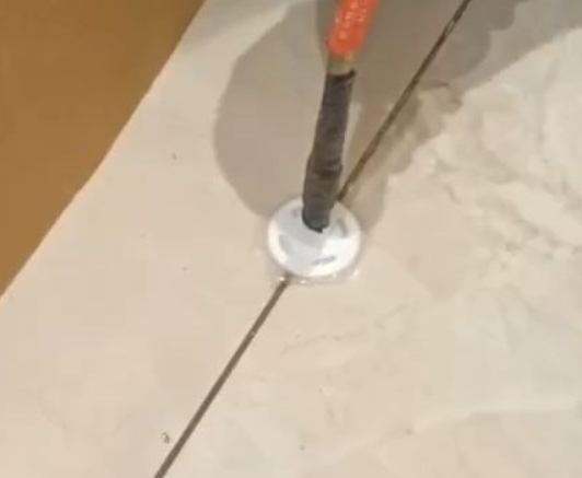 新巴尔虎左瓷砖空鼓维修公司专业解答瓷砖在铺贴过程中，如果没有涂抹均匀到位的粘结材料（如水泥砂浆或瓷砖胶），可能会导致以下问题